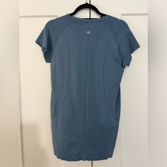 Lululemon Large / Size 10 Swiftly Tech Blue Short Sleeve Shirt - Picture 2 of 2